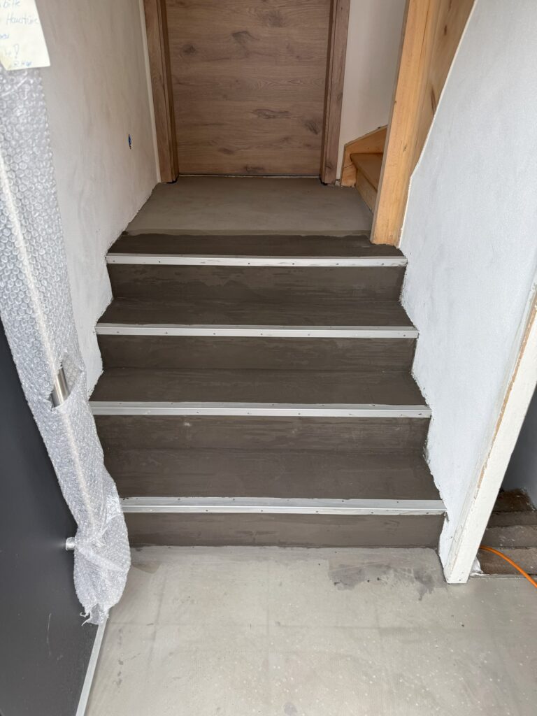 Steintreppe mit Vinyl belegen